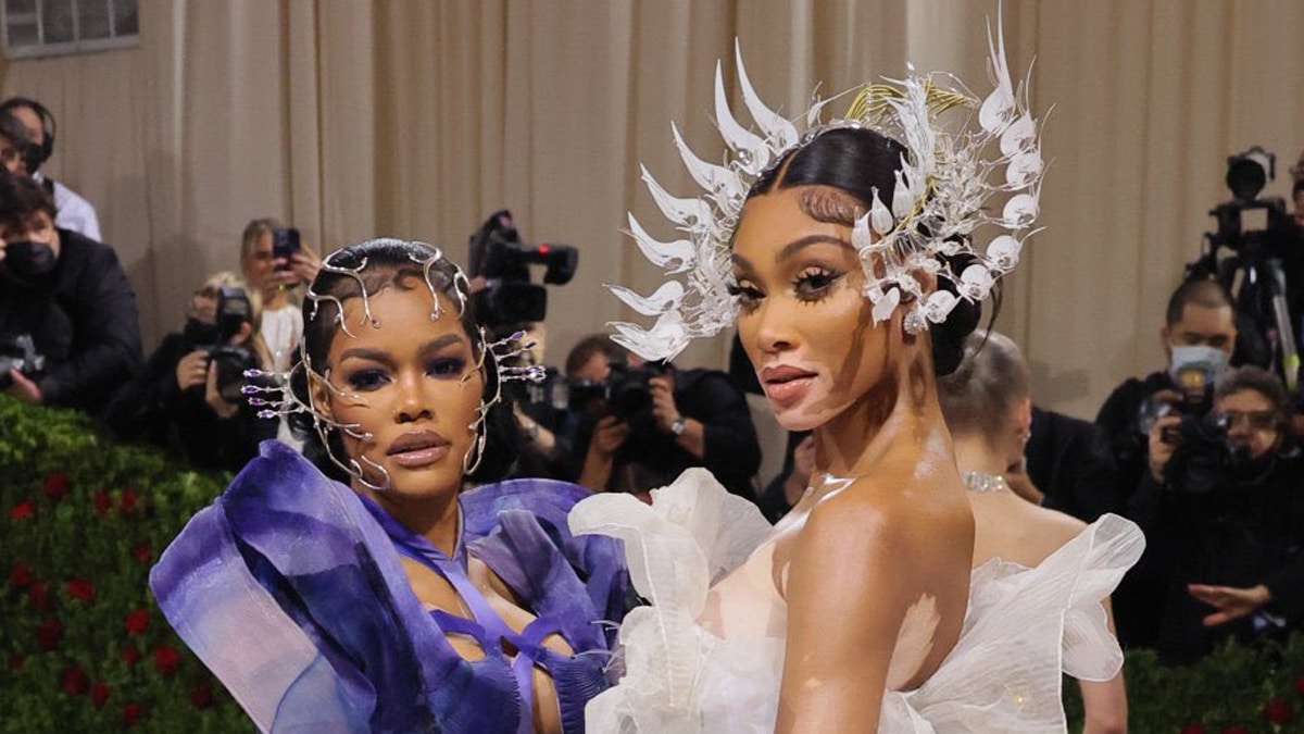 Met gala clearance headdress